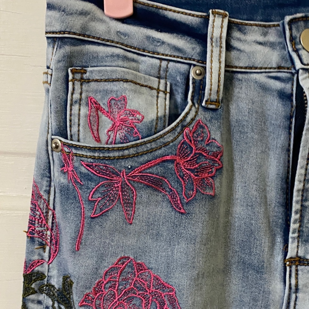 Oli & Hali Embroidered Floral Flare Jeans Size Small - Picture 8 of 13